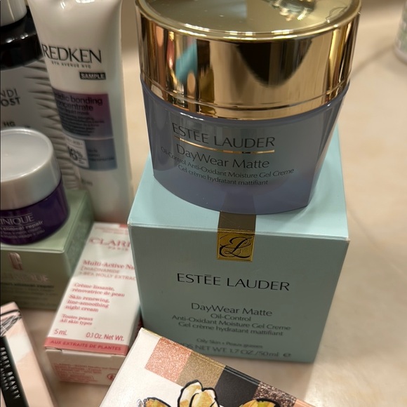 Dior Gold Beauty Set with Skincare and Makeup - Picture 8 of 9